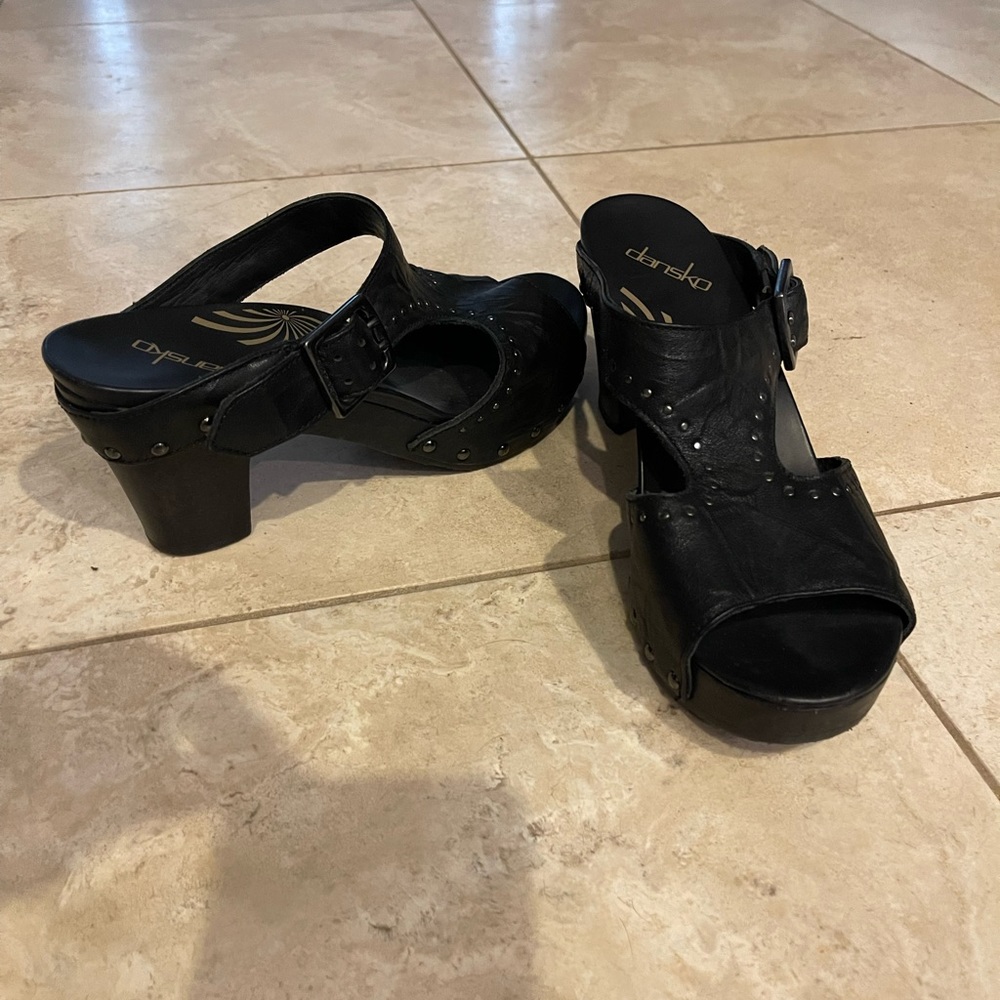 Dansko size 39 sandals. EUC. Black. 3 inch heel.